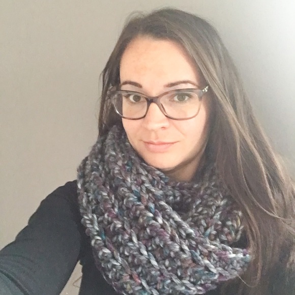 Meet your Posher, Lindy - Picture 1 of 5